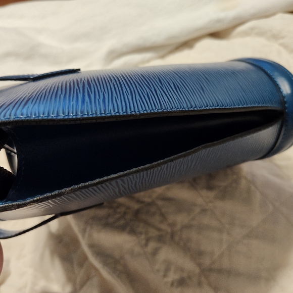 Louis Vuitton Blue Epi Women's Bag - Picture 6 of 13